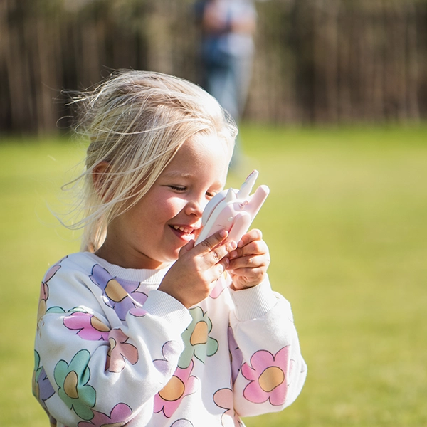 dziecko mówi do krótkofalówki