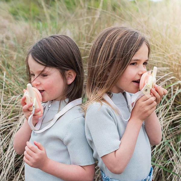 dzieci z krótkofalówkami