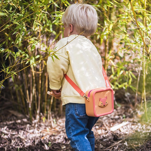 dziecko w lesie z torbą zoofamily