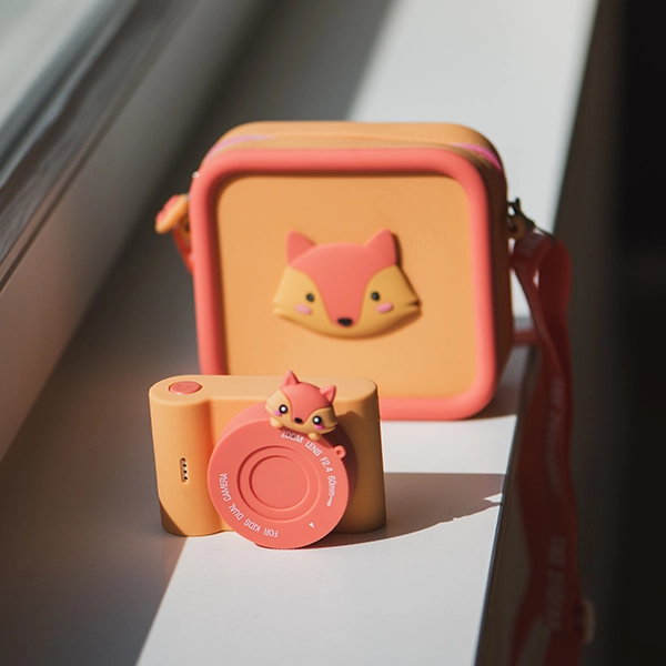 torba zoofamily i aparat przy oknie