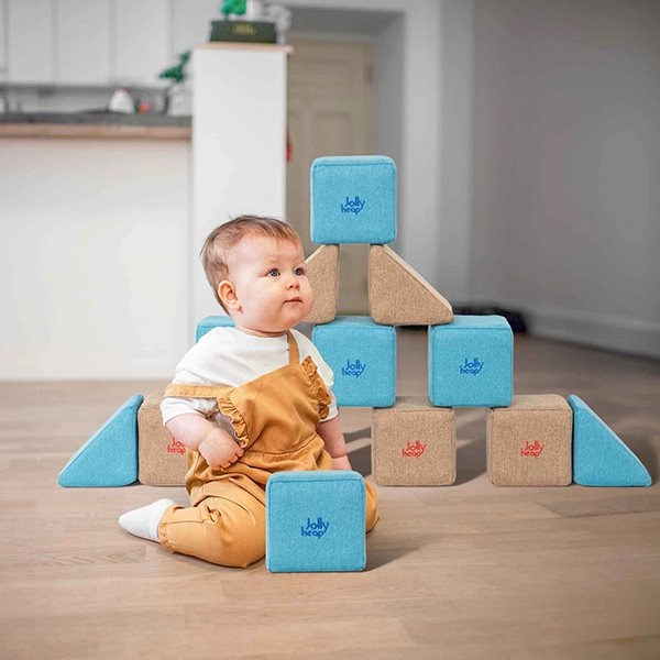 dziecko bawi się magnetyczną układanką JollyHeap