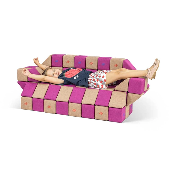 dziewczynka leży na kanapie zbudowanej z magnetycznej układanki JollyHeap