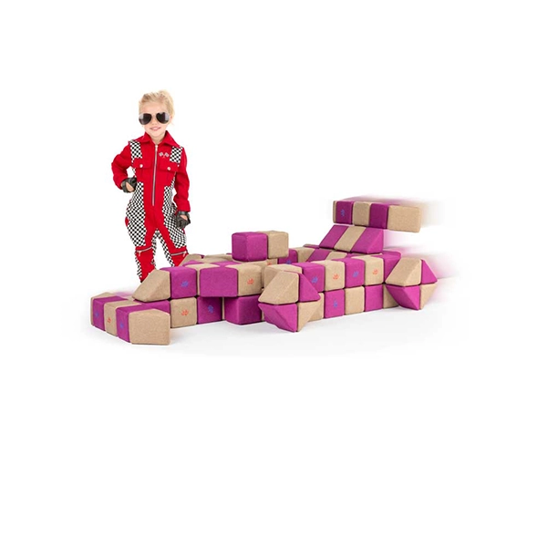 dziewczynka w kombinezonie wyścigowym stoi przy samochodzie zbudowanym z magnetycznej układanki JollyHeap