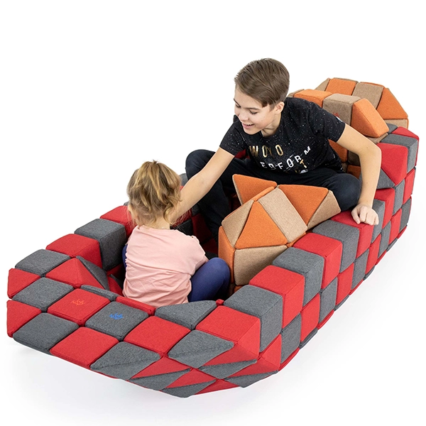 dziewczynka i chłopiec siedzą w łodzi zbudowanej z magnetycznej układanki JollyHeap