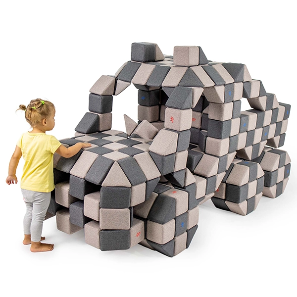 dziewczynka buduje ciężarówkę z magnetycznej układanki JollyHeap