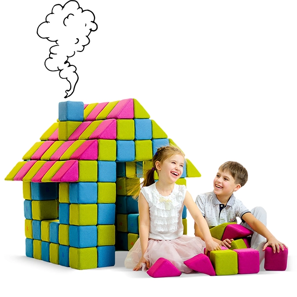 dziewczynka i chłopiec budują domek z magnetycznej układanki JollyHeap