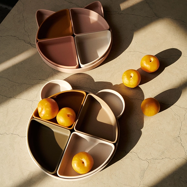 Silikonowy talerzyk z przegródkami LIEWOOD Kotka Rose z owocami