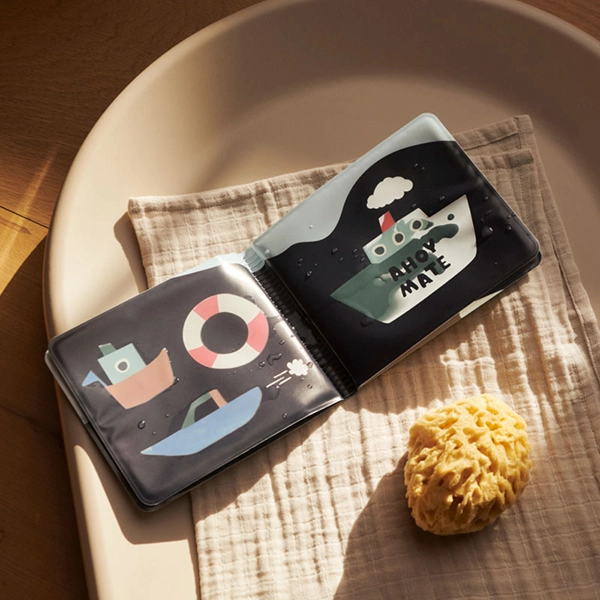 LIEWOOD Waylon magiczna książeczka wodna do kąpieli Sailing / Sandy